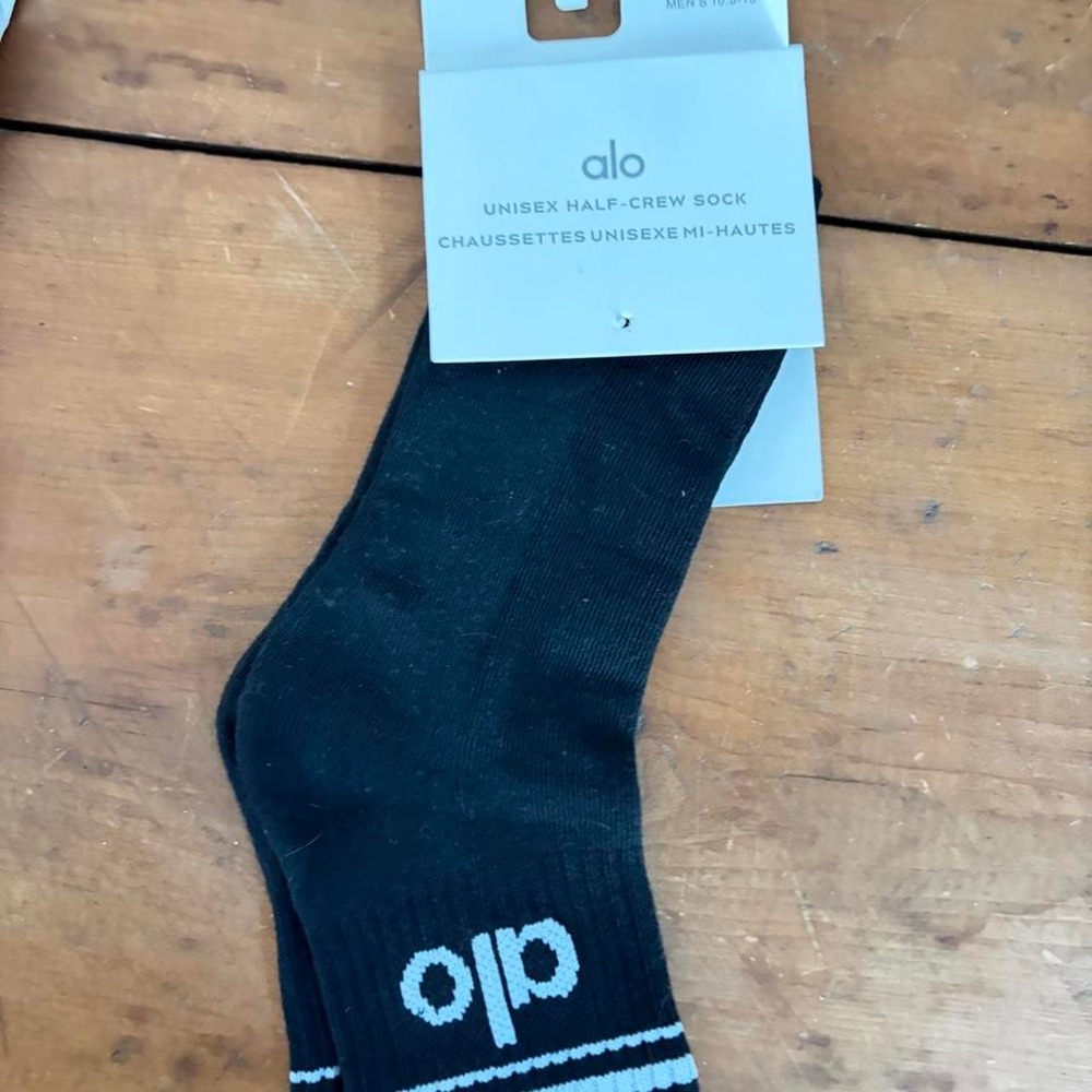 ALO YOGA Black Unisex-Crew Socks in Black NWT